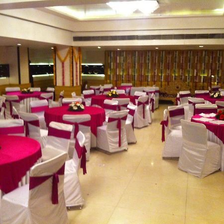 The Rajshahi Palace Hotell Indore Exteriör bild