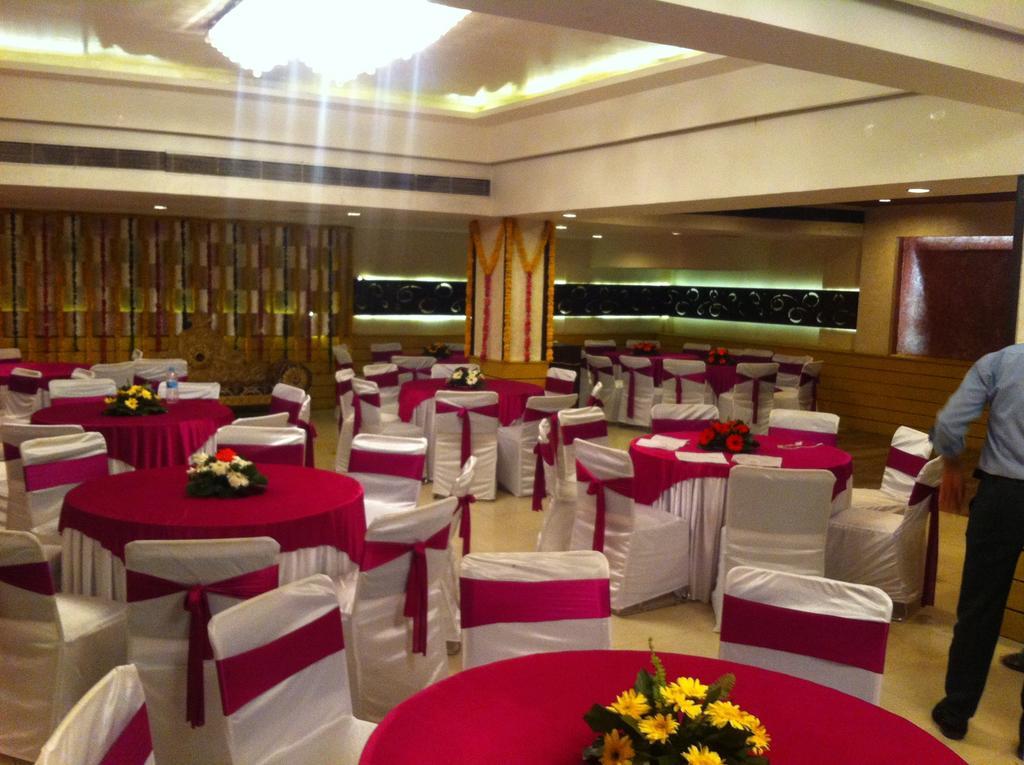The Rajshahi Palace Hotell Indore Exteriör bild
