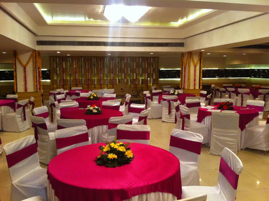 The Rajshahi Palace Hotell Indore Exteriör bild
