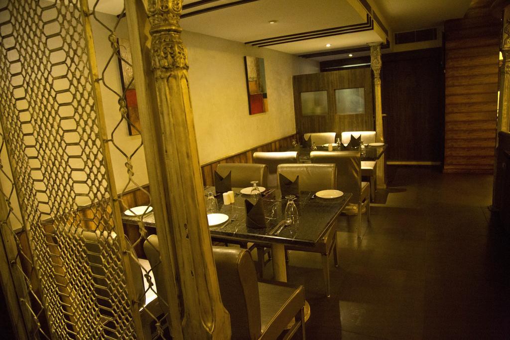 The Rajshahi Palace Hotell Indore Exteriör bild