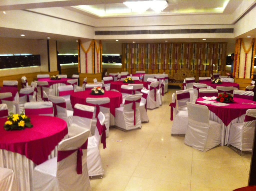 The Rajshahi Palace Hotell Indore Exteriör bild