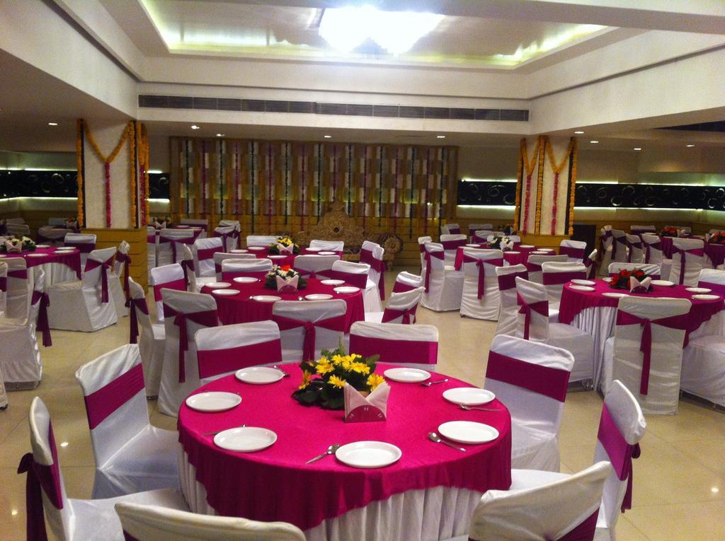 The Rajshahi Palace Hotell Indore Exteriör bild
