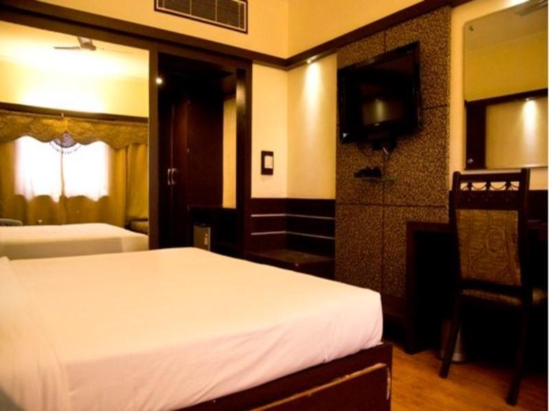The Rajshahi Palace Hotell Indore Exteriör bild